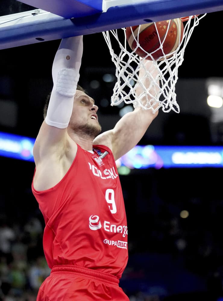 כבר לא ביורוליג, אבל עדיין איום. מתאוש פוניטקה (צילום: AP) שחקן נבחרת פולין בכדורסל מתאוש פוניטקה