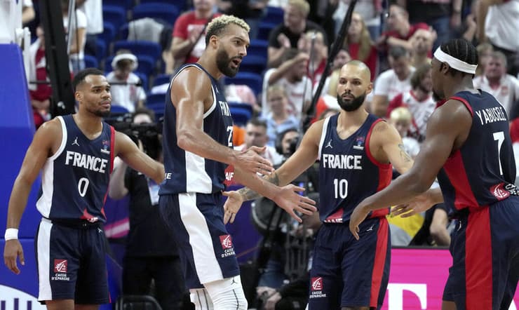 שחקני נבחרת צרפת רודי גובר, איוון פורנייה, אלי אוקובו, גרשון יאבוסלה