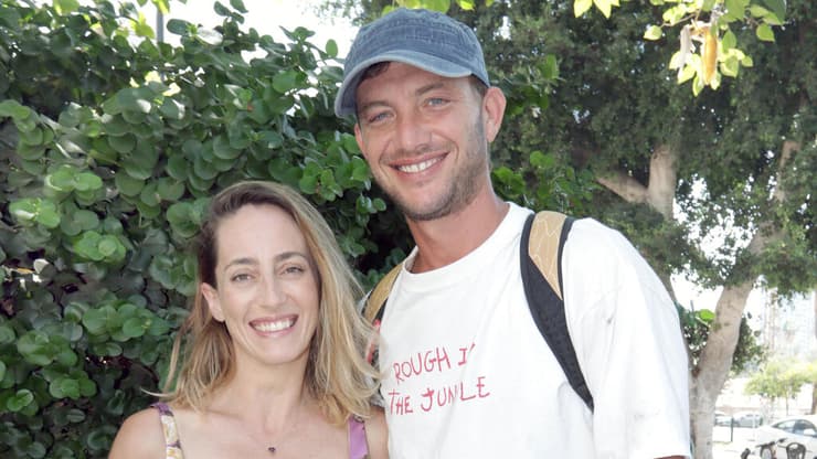 "הזיקוק של הדברים היה שאנחנו נפרדים כבני זוג, אבל לא כמשפחה". עוז זהבי ואשתו לשעבר, הגר (צילום: ענת מוסברג ) יום הולדת 40 רות אסרסאי
