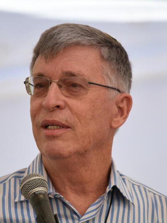 אבשלום קור  בהלוויתו של עו"ד אליקים העצני