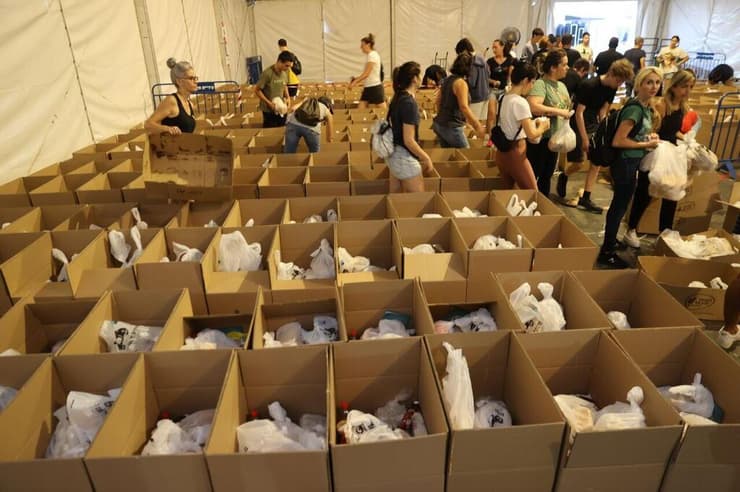 איסוף וחלוקת מזון לנזקקים בתל אביב. ארכיון (צילום: מוטי קמחי ) איסוף וחלוקת מזון לנזקקים בתלן אביב