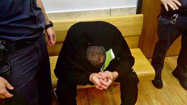 רנא התעשתה, והצביעה אחרי מסכת שקרים: "מי שרצח אותה זה הוא". חוסיין רחאל בבית המשפט (צילום: עידו בקר) הרוצח חוסיין רחאל בבית המשפט