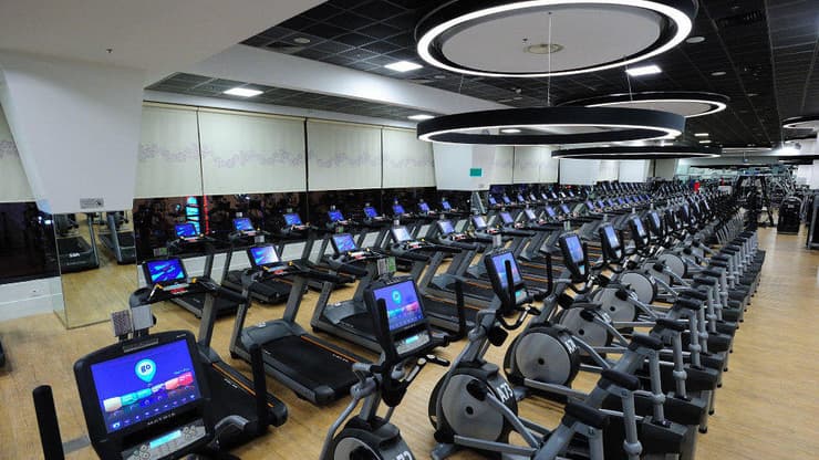 מכון כושר של רשת "הולמס פלייס"