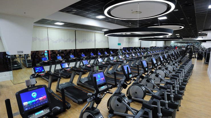 מכון כושר של רשת "הולמס פלייס"