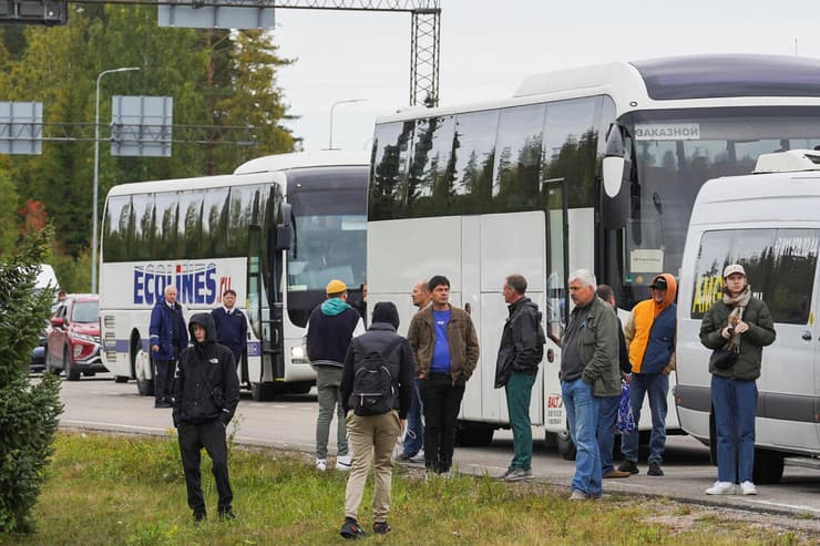 גברים רוסים נמלטים לגאורגיה ב-2022, אחרי שפוטין הכריז על גיוס ענק לצבא (צילום: רויטרס) רוסים חוצים נמלטים מעבר גבול גאורגיה רוסיה אחרי שפוטין הכריז על גיוס