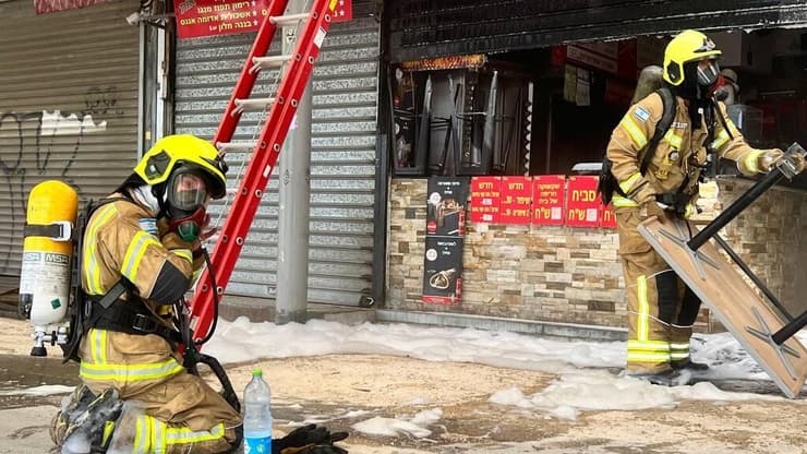 כוחות כיבוי באזור השריפה