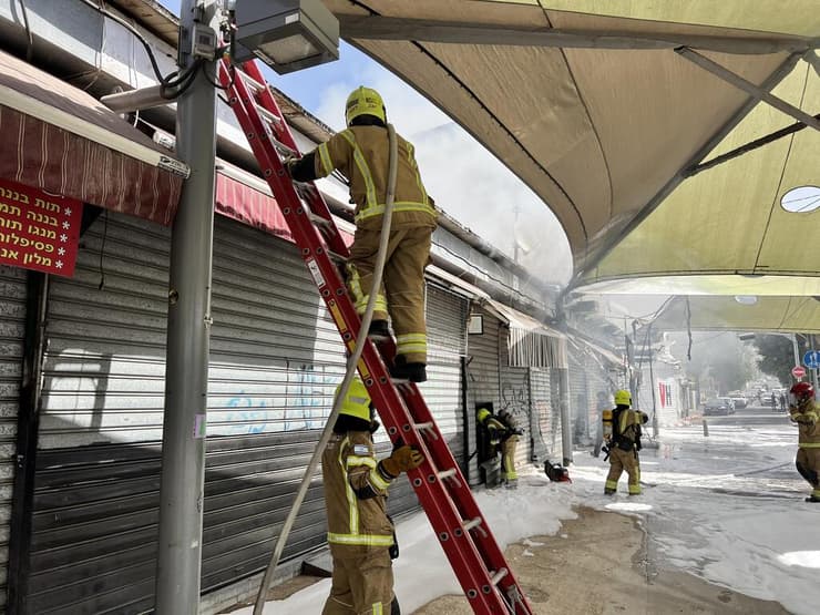 כוחות כיבוי באזור השריפה