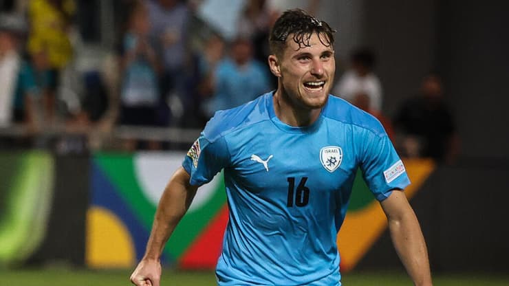 חוזר לסגל הנבחרת. קניקובסקי (צילום: עוז מועלם) שחקן נבחרת ישראל תאי בריבו עם גבי קניקובסקי