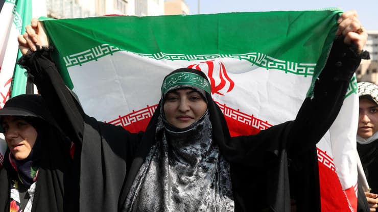 איראן נשים תומכות ה משטר מפגינות ב טהרן בעד השלטון ובעד ה חיג'אב בעקבות מחאת מהסא אמיני