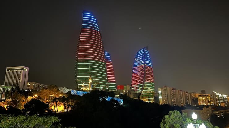 מגדלי הלהבה מוארים בדגל אזרבייג'ן