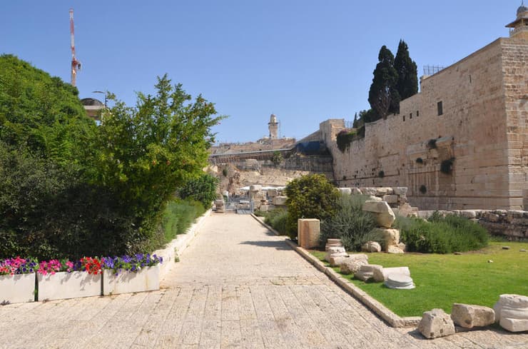 קשת רובינסון ולידה רחבת עזרת ישראל בגן הארכאולוגי - מרכז דוידסון (צילום: ארכיון החברה לשיקום ולפיתוח הרובע היהודי) קשת רובינסון ולידה רחבת עזרת ישראל בגן הארכיאולוגי - מרכז דוידסון