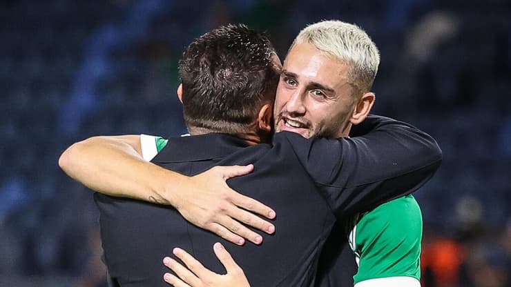 עומר אצילי שחקן מכבי חיפה עם ברק בכר