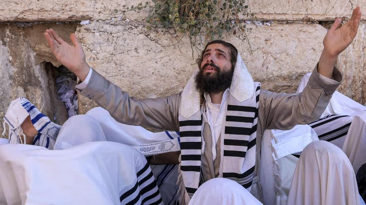 הפעם בגרסה מצומצמת, בהתאם למגבלות. ברכת הכהנים בכותל (צילום: AFP) ברכת הכהנים בכותל