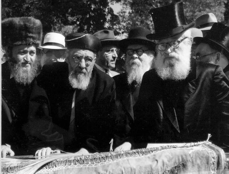 הרב יצחק אייזיק הלוי הרצוג (מימין) במעמד "זכר להקהל" ב-1945. הרגיש צורך להודות (צילום: הארכיון הציוני, ההסתדרות הציונית העולמית) סבו של הנשיא, הרב הראשי יצחק אייזיק הלוי הרצוג (מימין), ממחדשי המסורת, במעמד הקהל ב-1945