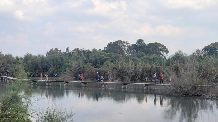 מטיילים בשמורת טבע עין אפק, חול המועד סוכות