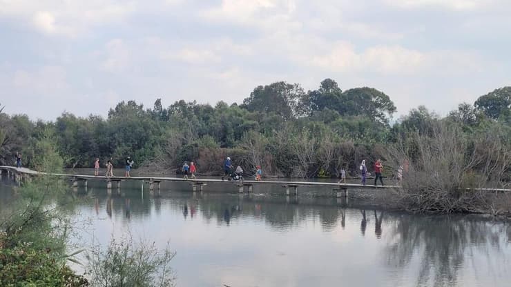 מטיילים בשמורת טבע עין אפק, חול המועד סוכות