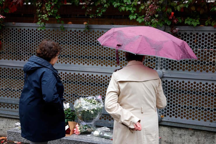 מפגינים קראו לתלות את הרוצחת. פרחים לזכר לולה (צילום: AFP) מחוץ לבית הספר של לולה שנרצחה ב בניין מגורים ב פריז צרפת