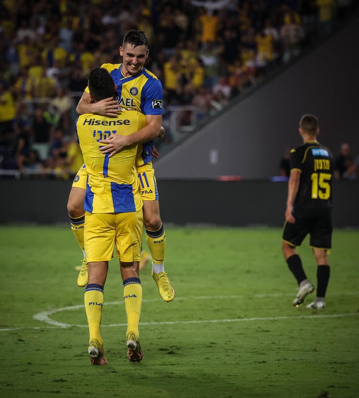 שחקן מכבי ת"א אוסקר גלוך עם ערן זהבי