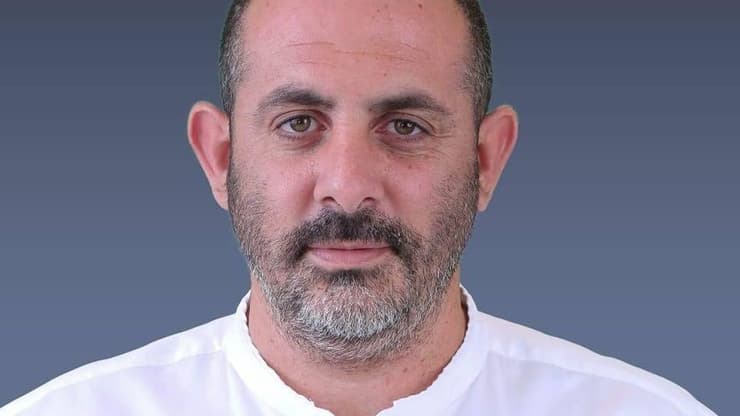צחי אליהו, המזוהה עם הקעקוע הגדול שלו עם סמל תנועת כך צחי אליהו