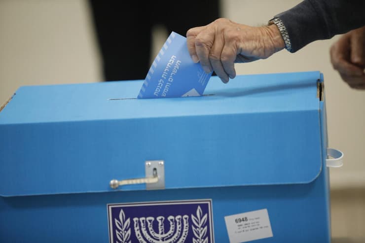 החשד: גם על כספי "שוחד בחירות" כבר לא תהיה הגבלה (צילום: תומר אפלבאום, פול הארץ) יאיר וליהיא לפיד