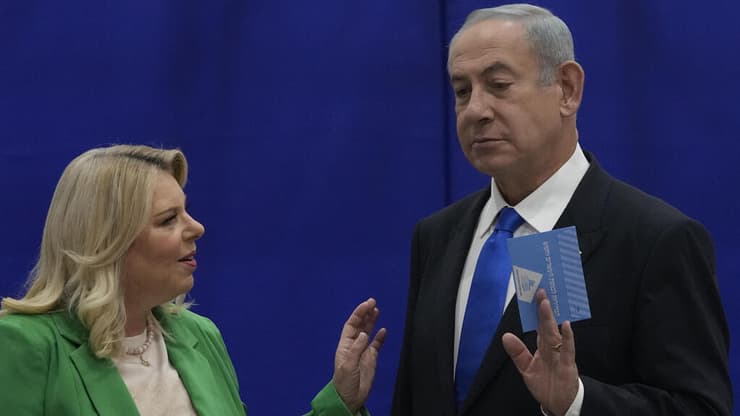 2022: בני הזוג נתניהו (צילום: AP) בנימין נתניהו ורעייתו שרה מצביעים בירושלים