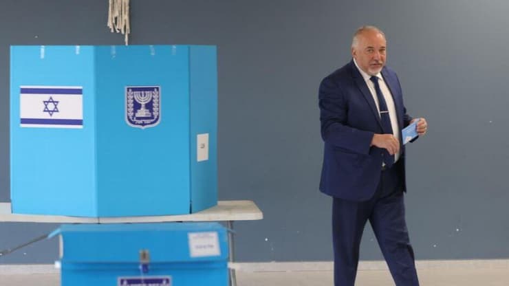 "ההצעה מסייעת לישראל ביתנו". ליברמן בקלפי בנוקדים, ארכיון (צילום: אלכס קולומויסקי) אביגדור ליברמן מצביע בקלפי בנוקדים