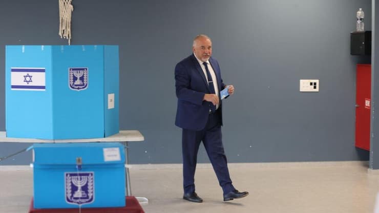הטענה: "קלפיות בבתי אבות מסייעים לישראל ביתנו". ליברמן בקלפי בנוקדים (צילום: אלכס קולומויסקי) אביגדור ליברמן מצביע בקלפי בנוקדים