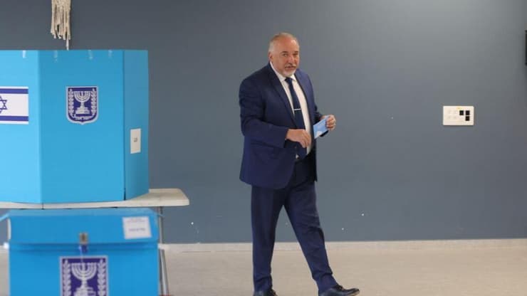 קלפי בבתי אבות? "מסייע אלקטורלי לליברמן" (צילום: אלכס קולומויסקי) אביגדור ליברמן מצביע בקלפי בנוקדים
