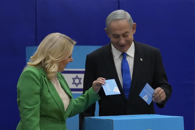 בנימין נתניהו ורעייתו שרה מצביעים בירושלים בחירות 2022 (צילום: AP) בנימין נתניהו ורעייתו שרה מצביעים בירושלים