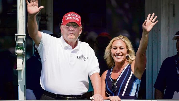 טראמפ וטיילור גרין בימים יפים יותר. "אישה משוגעת" (צילום: AP) מרג'ורי טיילור גרין עם דונלד טראמפ