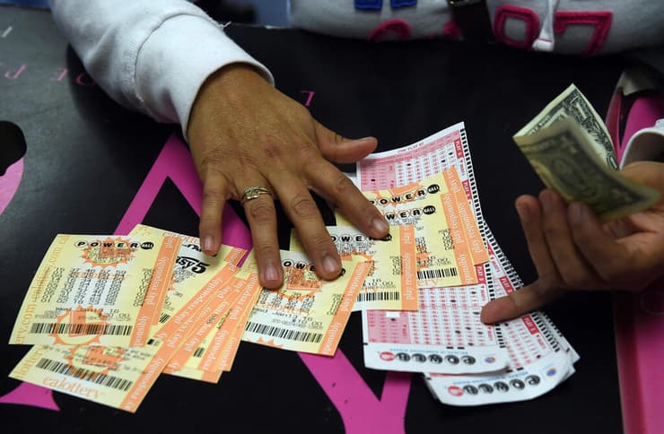 צילום: AFP כרטיסי הגרלה לוטו של Powerball ב קליפורניה ארה"ב