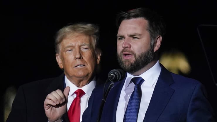 ואנס וטראמפ. הכריעו במינוי בעזרת "שובר שוויון" (צילום: AP) המועמד הרפובליקני ל סנאט ב אוהיו ג'יי די ואנס לצד נשיא ארה"ב לשעבר דונלד טראמפ ערב בחירות האמצע