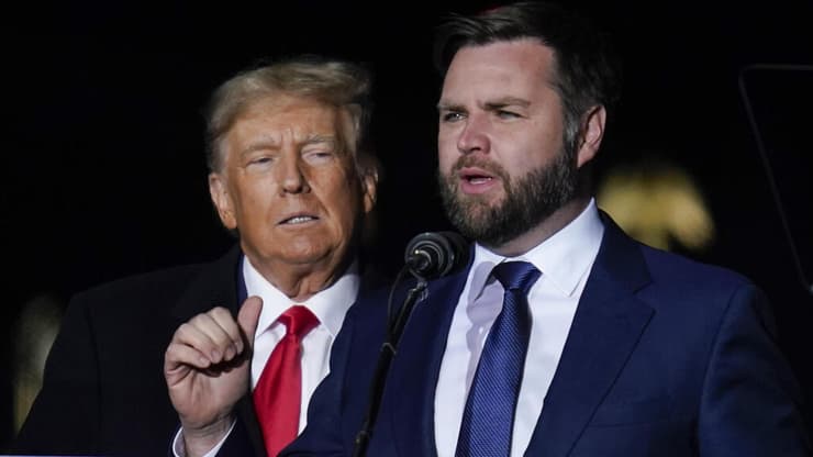 המועמד הרפובליקני ל סנאט ב אוהיו ג'יי די ואנס לצד נשיא ארה"ב לשעבר דונלד טראמפ ערב  בחירות האמצע