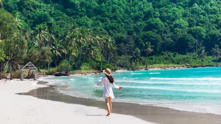 לראשונה - אפשר להגיע לווייטנאןם גם בטיסה ישירה (צילום: shutterstock) חוף קלאסי בווייטנאם