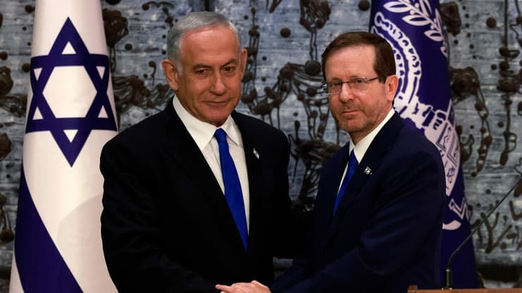 הרצוג ונתניהו (צילום: AFP) נשיא המדינה יצחק הרצוג מטיל את המנדט להרכבת ממשלה על בנימין נתניהו