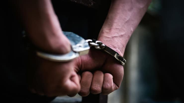 ישראלי במעצר, אילוסטרציה