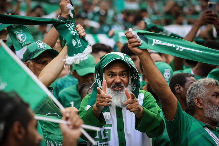 אוהדי נבחרת סעודיה בכדורגל. הממלכה נערכת לאירוח המונדיאל, ומנסה להרשים את העולם (צילום: עוז מועלם) אוהד סעודיה