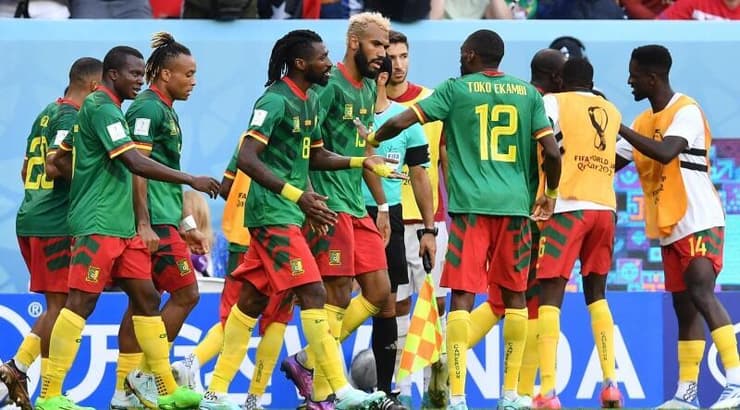 שחקני נבחרת קמרון חוגגים