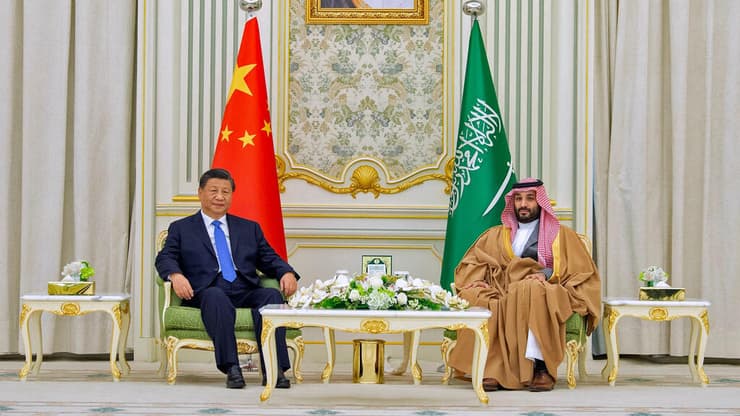 נשיא סין שי ג'ינפינג ב ביקור ב סעודיה מתארח אצל יורש העצר מוחמד בן סלמאן