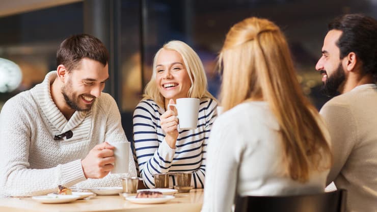 דיכאון חורף? מפגש עם חברים יכול לשבור תחושת בידוד ולתמוך במצב הרוח (צילום: Shutterstock) מפגש חברים
