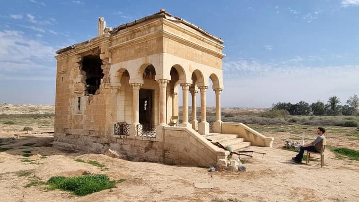 המנזר הרומני, ניתן להבחין בחור פגיעת פגז (צילום: אורנה בן חיים) גלעד כרמלי מול המנזר הרומני, ניתן להבחין בחור פגיעת פגז