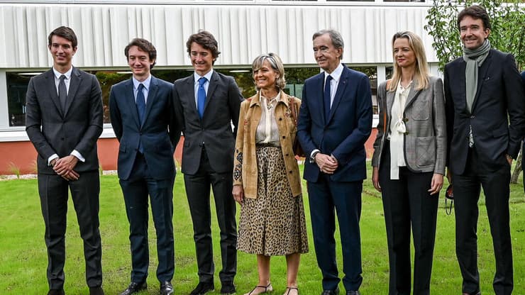 ארנו עם אשתו וחמשת ילדיו (צילום: AFP) ברנאר ארנו עם אשתו וחמשת ילדיו