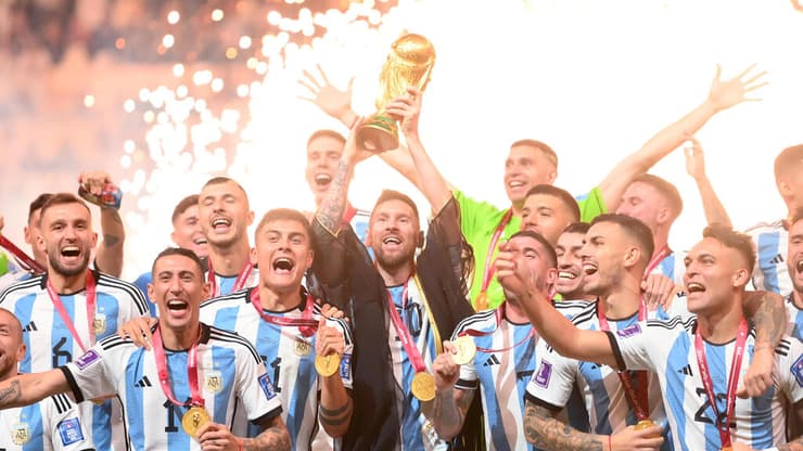לאו מסי מניף את גביע העולם ב-2022 (צילום: gettyimages) לאו מסי מניף את גביע העולם