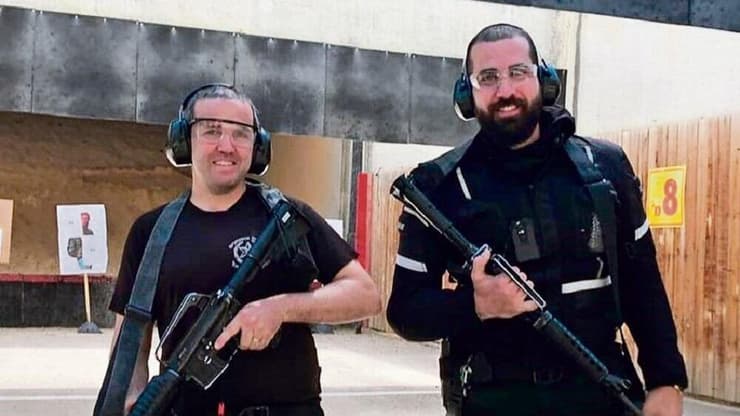 אמיר חורי ז"ל (מימין) ועמוס בשירי, במטווח, זמן קצר לפני הפיגוע בבני ברק