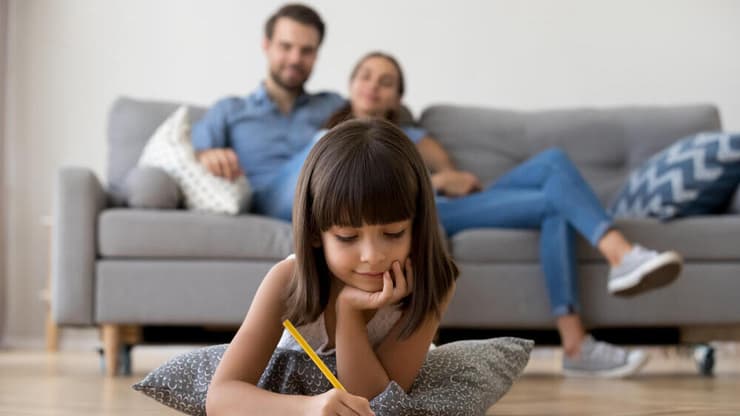 אתם לא חייבים להיות תקועים מול המסך - ChatGPT יכול להציע מגוון פעילויות לילדים וגם להורים (צילום: Shutterstock) הורים רגועים בזמן שבתם מציירת
