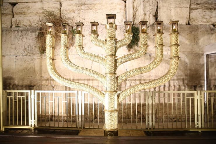 החנוכייה המרכזית בכותל, בשנה שעברה (צילום: הקרן למורשת הכותל המערבי) הדלקה אחרונה לשנה זו בכותל