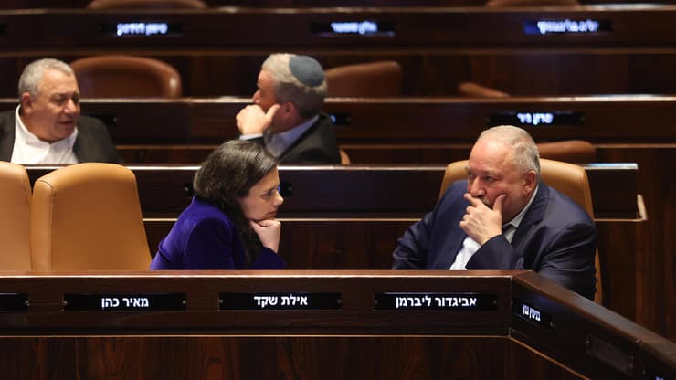 ליברמן ושקד במליאה, דצמבר 22' (צילום: אלכס קולמויסקי) אביגדור ליברמן ואיילת שקד