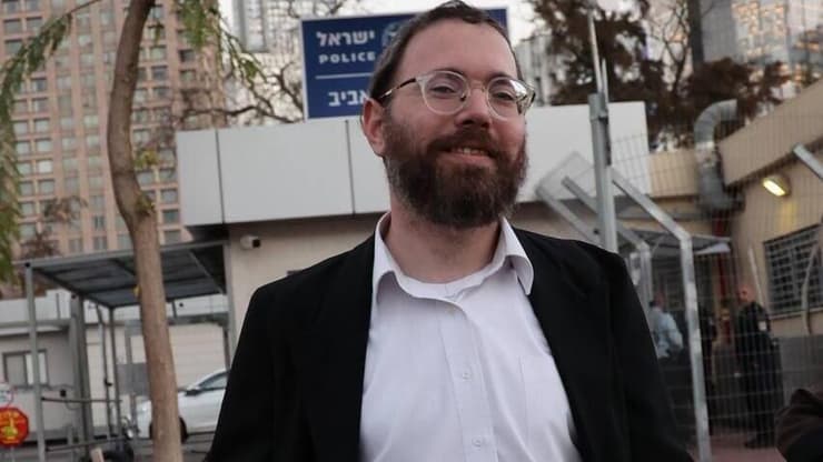 העיתונאי ישראל פריי מחוץ לתחנת המשטרה