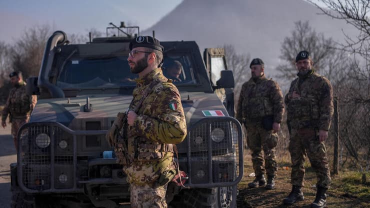 חיילי נאט"ו בגבול סרביה ו קוסובו