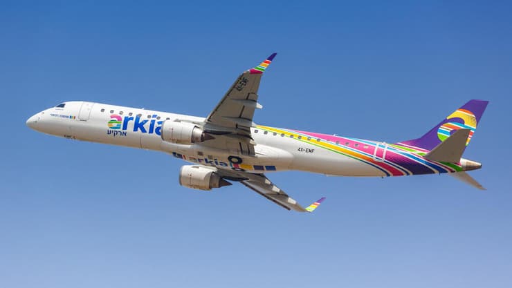 מטוס ארקיע (צילום: shutterstock) מטוס אמבראר 195 של חברת ארקיע